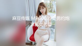 墨镜美女冬天穿超短裙！绿色蕾丝丁字裤！